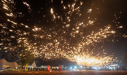    打鐵花、逛夜市、套大鵝 四川眉山彭山年味濃      2月1日，四川省眉山市彭山區(qū)金燭村的萬(wàn)家水碾夜市上演了一場(chǎng)“打鐵花”表演，帶來(lái)濃濃年味，吸引了眾多市民觀看游玩。同時(shí)，夜市現(xiàn)場(chǎng)還有套大鵝、煙花表演、篝火晚會(huì)、傳統(tǒng)小吃街等形式多樣的消費(fèi)場(chǎng)景供市民體驗(yàn)?！驹敿?xì)】    