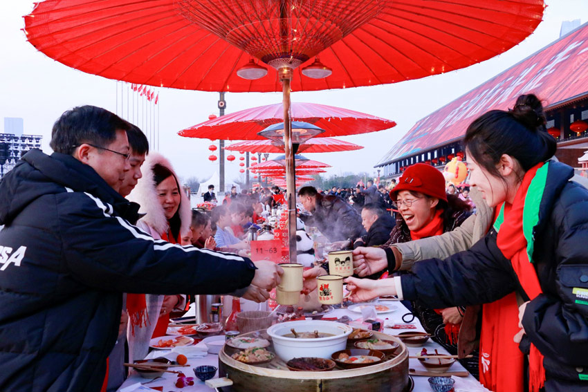 舉杯敬祝祖國好。天府新區(qū)融媒體中心供圖