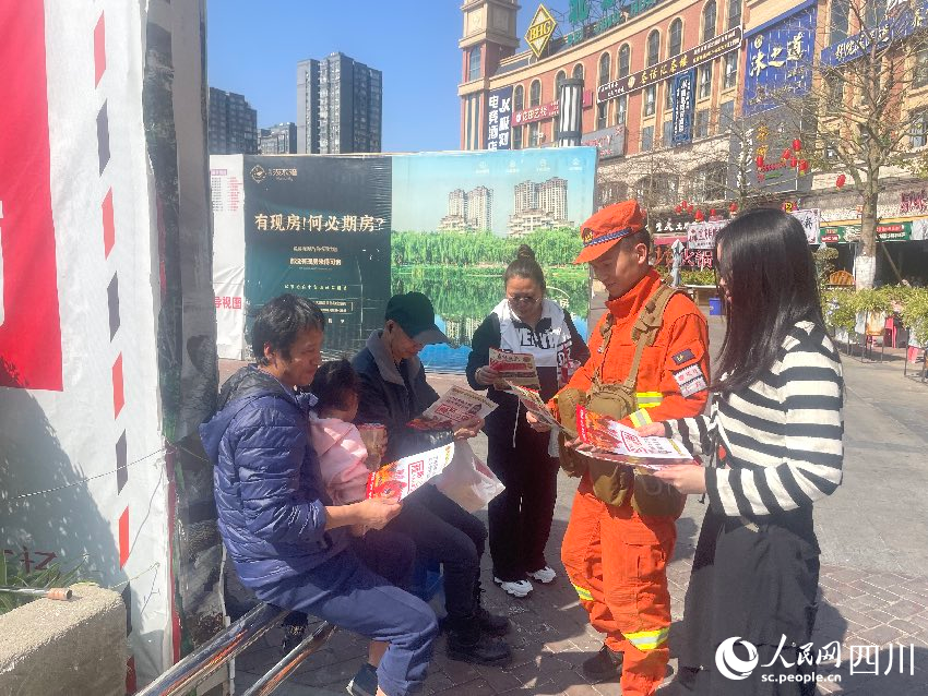 2月10日，在四川攀枝花消防員李明挺與妻子熊一檔一起正在發(fā)放防火宣傳單。羊冉攝