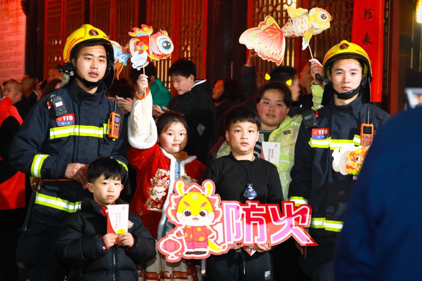 在內(nèi)江圣水寺，群眾與在執(zhí)勤巡邏的消防員合影。四川消防救援總隊供圖