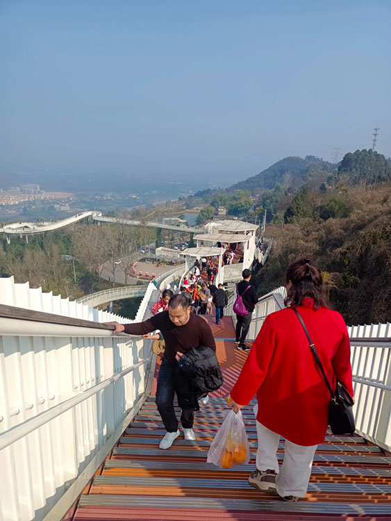 龍泉山森林綠道高空棧道。天府新區(qū)融媒體中心供圖