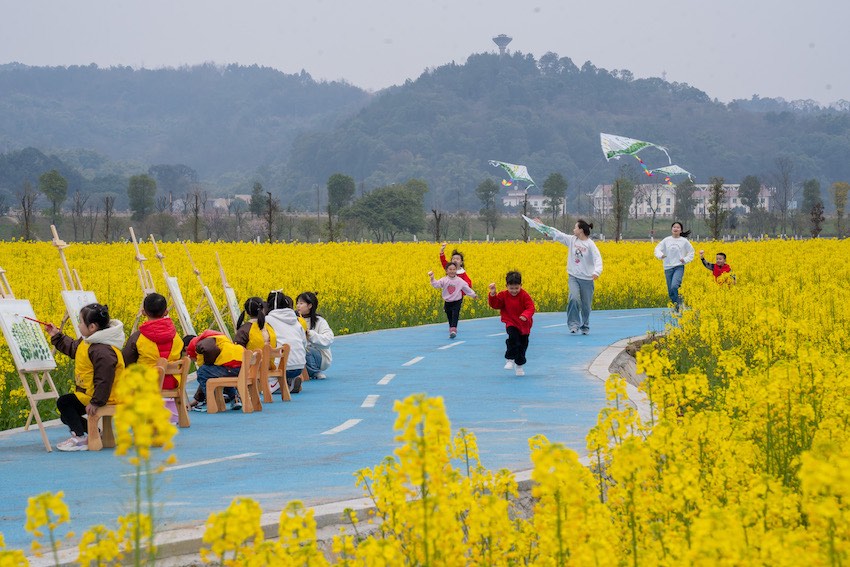 親近自然，童心永駐。翁光建攝