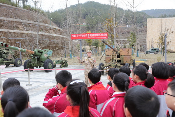 民兵挎包宣講隊隊員進行國防教育挎包宣講。馬發(fā)海供圖