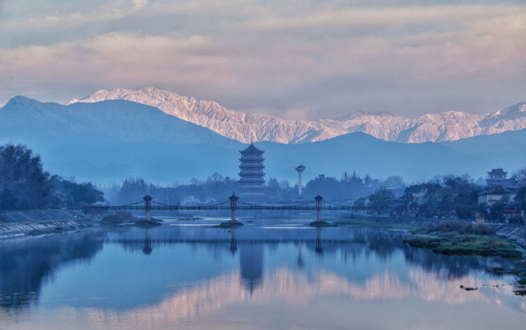 雪山下的古鎮(zhèn)。崇州市委宣傳部供圖