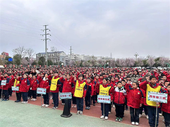 “2024年資陽市中小學(xué)校森林防滅火主題教育”啟動儀式，全校師生積極參與。圖片來源：楊維麗