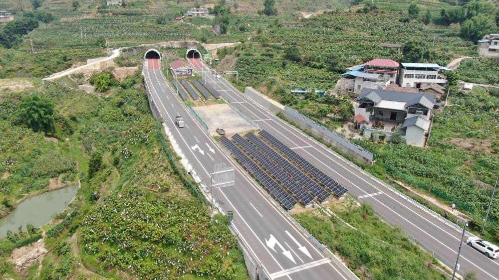 蜀道集團投建四川攀大高速分布式光伏項目。蜀道集團供圖