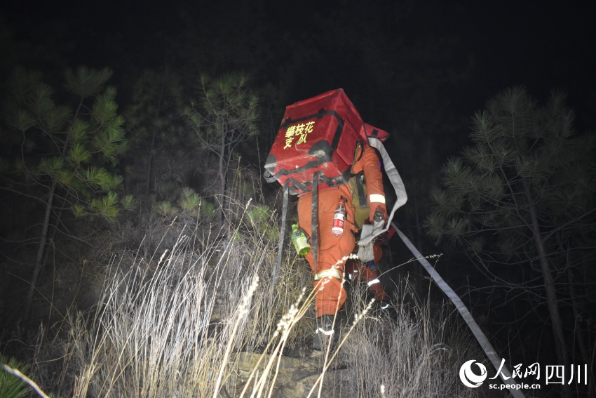 四川省森林消防總隊(duì)攀枝花市支隊(duì)森林消防員正在搬運(yùn)物資。殷豪良攝