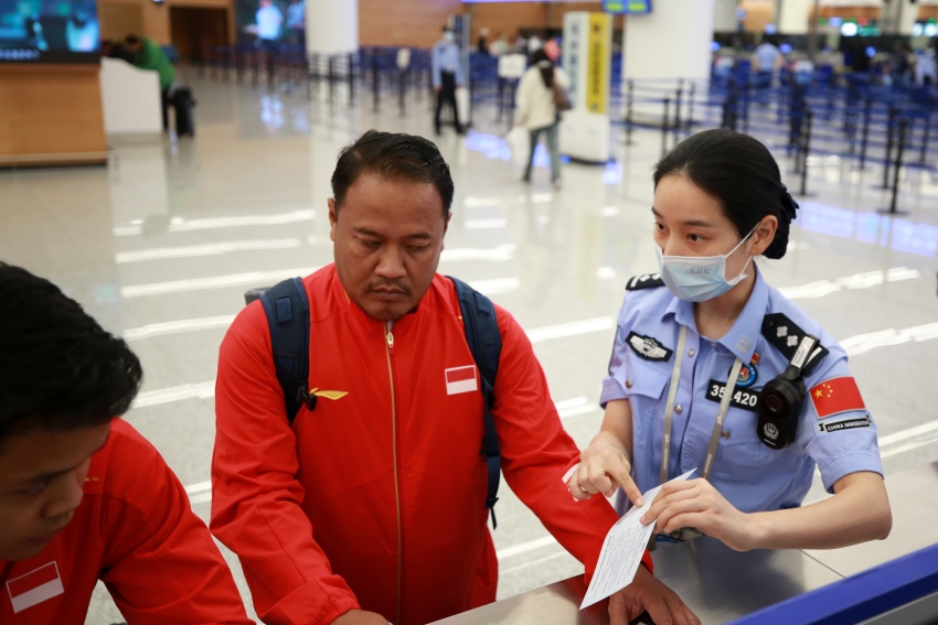 湯尤杯決賽涉賽會人員正在填寫外國人入境卡。成都出入境邊防檢查站供圖