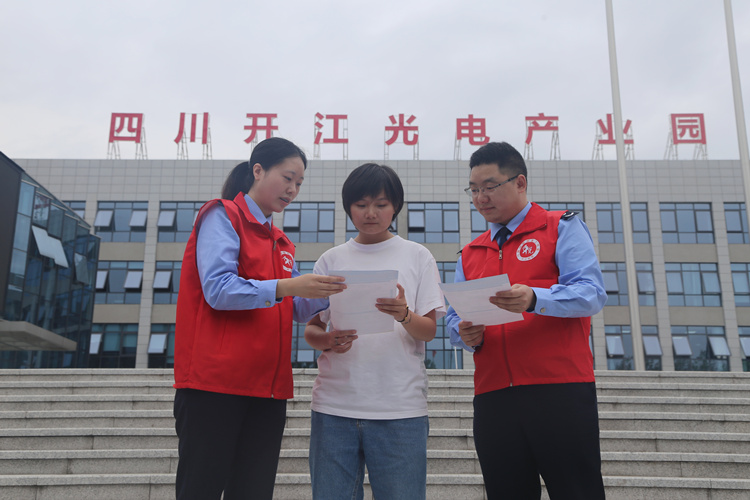 稅務干部到產業(yè)園區(qū)了解企業(yè)創(chuàng)新發(fā)展需求。達州市稅務局供圖