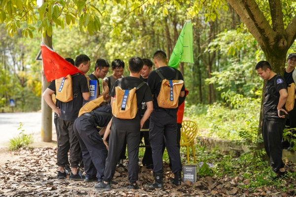 青年民輔警在活動點位尋找線索。陳智豪攝