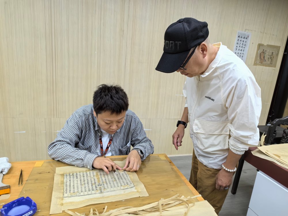 三蘇祠工作人員正在修復(fù)古籍。眉山市文廣旅局供圖