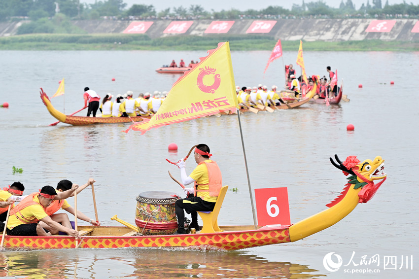 龍舟賽現(xiàn)場。人民網(wǎng) 趙祖樂攝