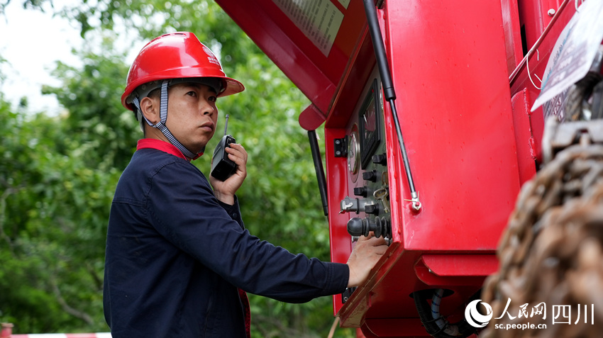 電力工人正在操作架線張力機。劉湘釩攝