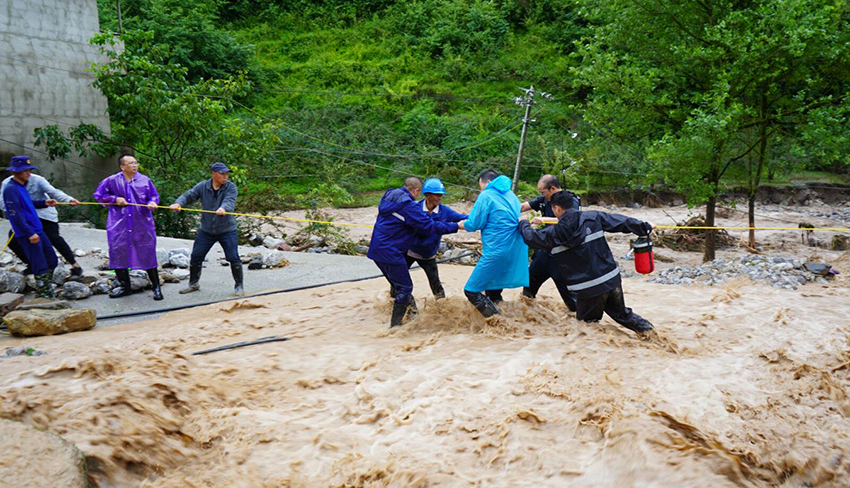 直擊四川漢源搶險救災(zāi)現(xiàn)場：各部門積極搶險救援。雅安市融媒體中心、漢源縣融媒體中心供圖