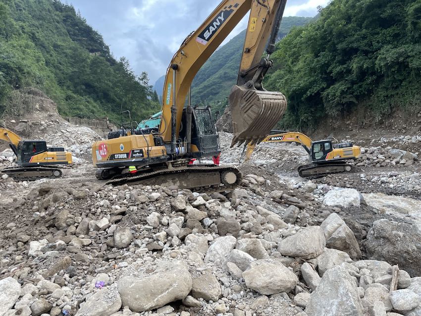 挖掘機晝夜不停，搶通大溝橋。四川省交通運輸廳供圖