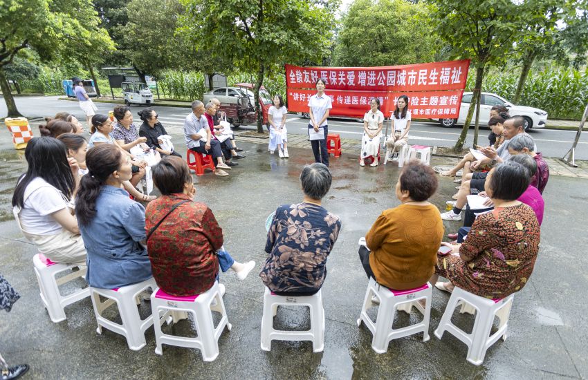 在都江堰市聚源鎮(zhèn)羊橋社區(qū)開展長護險主題宣傳活動。都江堰市醫(yī)療保障局供圖