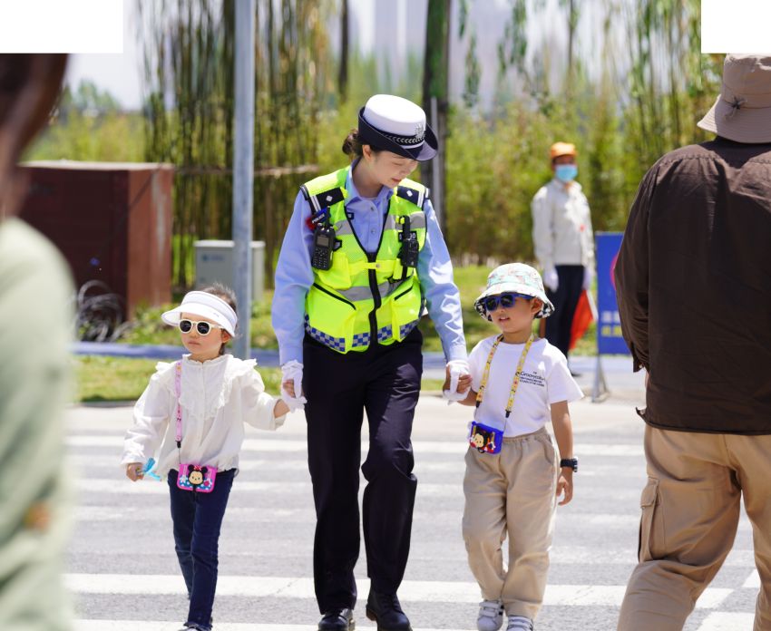 成都交警護(hù)航兒童平安出行。成都市公安局供圖