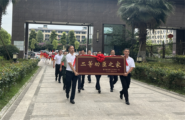 敲鑼打鼓送二等功喜報(bào)  富順退役軍人事務(wù)局供圖