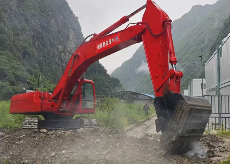 搶通被沖毀道路。中國安能三局供圖