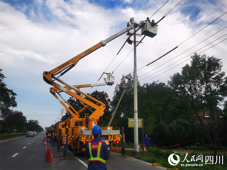 國(guó)網(wǎng)成都供電公司利用“雙車(chē)”開(kāi)展帶電搶修，全程不停電。詹祖培攝