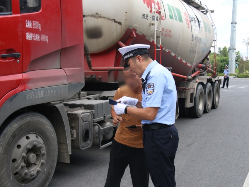 成都交警查驗貨車司機證件。成都交警供圖