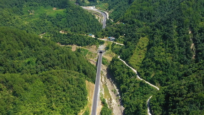 鐵礦至黑寶山旅游道路穿山越嶺。萬源市融媒體中心供圖