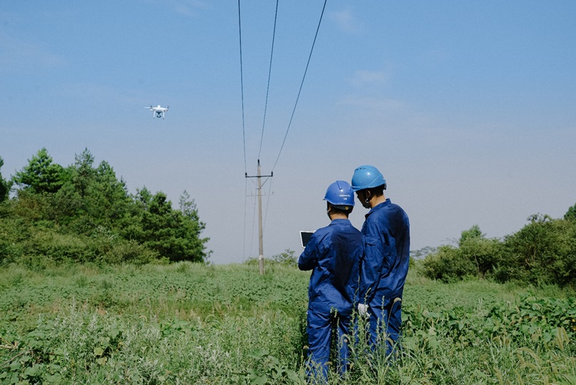 國網(wǎng)廣安供電公司工作人員利用無人機(jī)對10千伏桂場線進(jìn)行高溫特巡。國網(wǎng)廣安供電公司持續(xù)加強(qiáng)輸變電設(shè)備特巡工作，迎峰度夏以來已對48條輸電線路開展度夏特巡357次。劉中夏攝