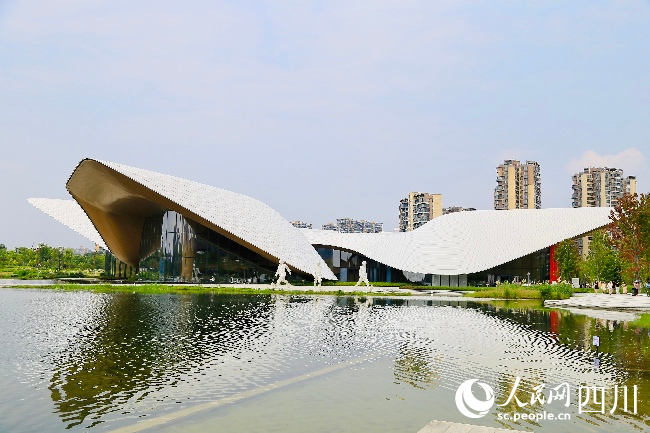 位于天府藝術(shù)公園的天府美術(shù)館。人民網(wǎng)記者 朱虹攝