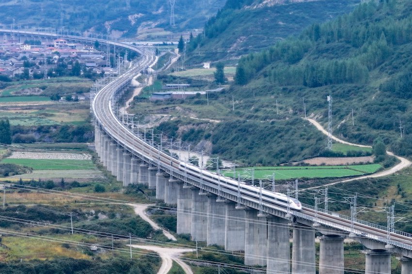 動(dòng)車組列車在山間蜿蜒前行。成蘭公司供圖