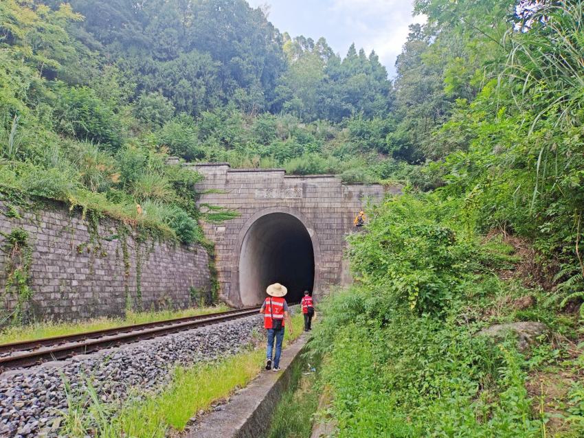 高溫下，達州工務段職工對鐵路隧道進行巡檢。 何春蓉攝