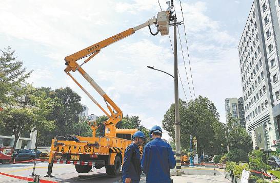 四川省首次 機(jī)器人開展配網(wǎng)帶電作業(yè)