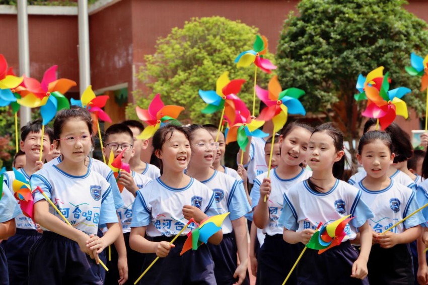 5月31日，成都市實(shí)驗(yàn)小學(xué)北新校區(qū)舉行了以“文明成都·喜迎大運(yùn)·榮耀少年”為主題的少先隊(duì)新隊(duì)員入隊(duì)暨“六一”兒童節(jié)慶?；顒?dòng)。成都市教育局供圖