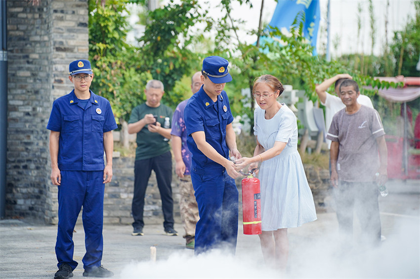 9月13日，眉山市彭山區(qū)消防救援大隊工作人員指導村民進行火災撲救體驗。翁光建攝