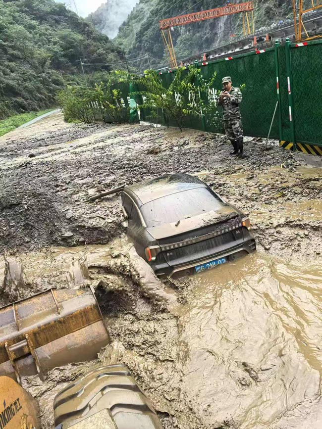 車輛被困在淤泥里。臥龍?zhí)貐^(qū)供圖