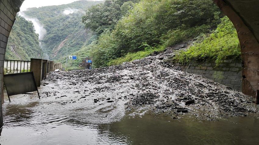 泥石流損壞的道路。臥龍?zhí)貐^(qū)供圖