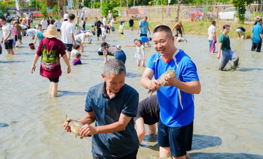 市民們正在歡樂摸魚。青白江區(qū)委宣傳部供圖