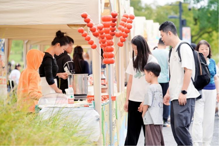 市民游客在音樂市集購買美食。天府新區(qū)融媒體中心供圖