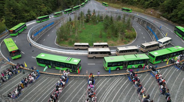 游客依次排隊坐觀光車進入景區(qū)。九管局供圖