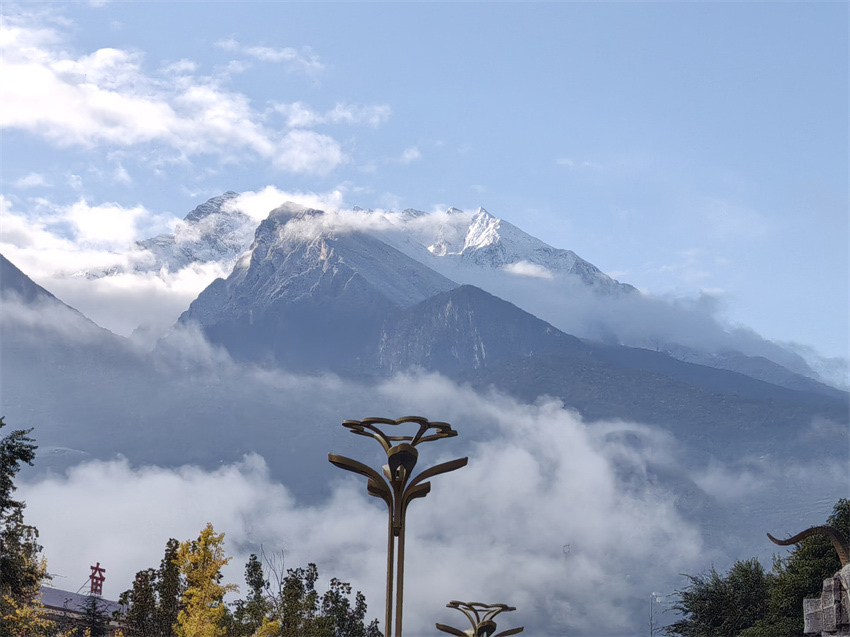 川西美景——日照雪山。人民網(wǎng)記者 劉海天攝