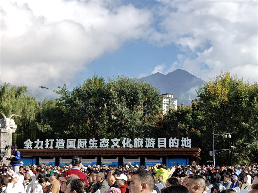 藍(lán)天白云，凈土阿壩，打造國際生態(tài)文旅目的地。人民網(wǎng)記者 劉海天攝