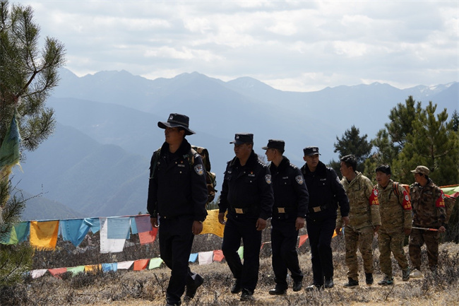 “軍警民”聯(lián)合在一線巡邏。涼山州公安局供圖