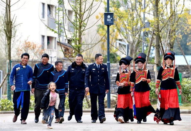 民警們和彝族同胞們交流。涼山州公安局供圖