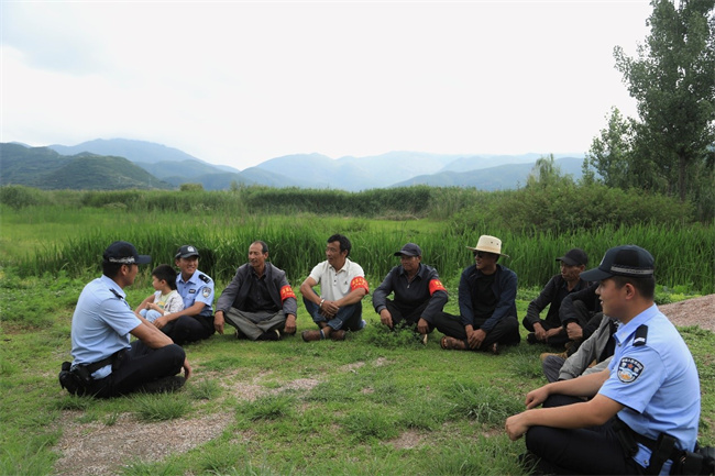 公安民警深入田間地頭和村民科普宣傳。涼山州公安局供圖