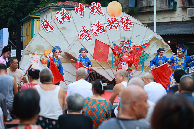 “金玉茶會(huì)”中秋活動(dòng)中，川劇表演深受居民熱愛。受訪者供圖