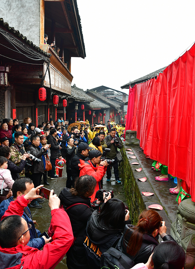 資料圖：“亮花鞋”民俗活動。張曉東攝