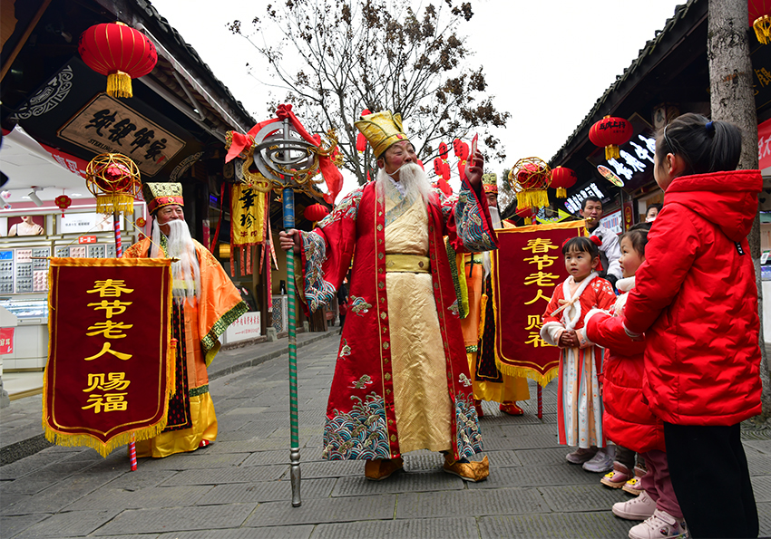 資料圖：“春節(jié)老人”賜福。張曉東攝