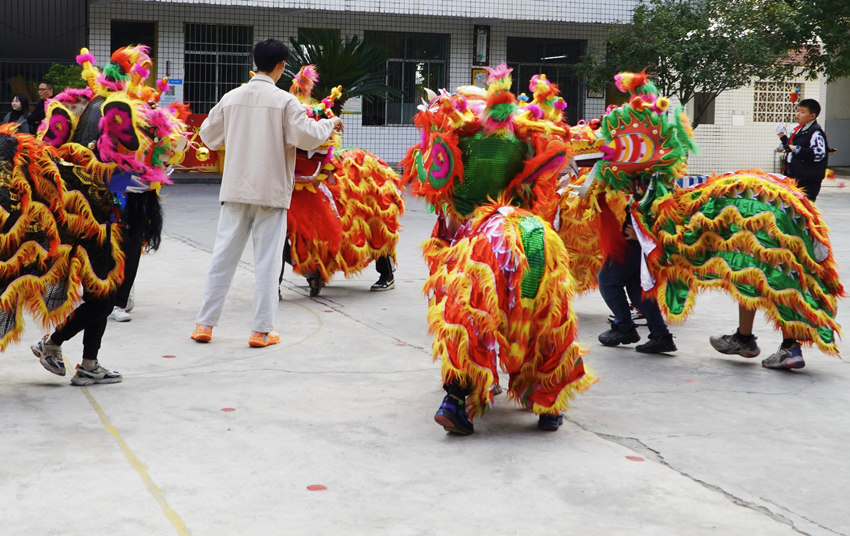 麒麟燈走進(jìn)校園，學(xué)生在練習(xí)表演技巧。犍為縣融媒體中心供圖